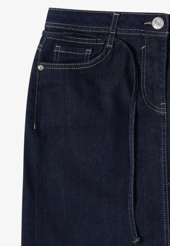 Närbild av mörkblå jeansmidjeskört med vita sömmar och metallknappar | Cecil | Lilla Hem
