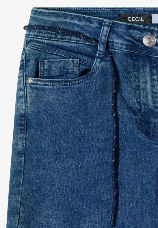 Närbild av jeansdetaljer med strass längs innersömmen och framficka | Cecil | Lilla Hem