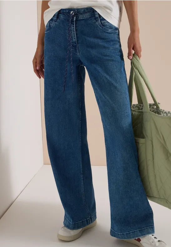 Modell bär vida jeansbyxor med utsvängda ben, sett framifrån | Cecil | Lilla Hem