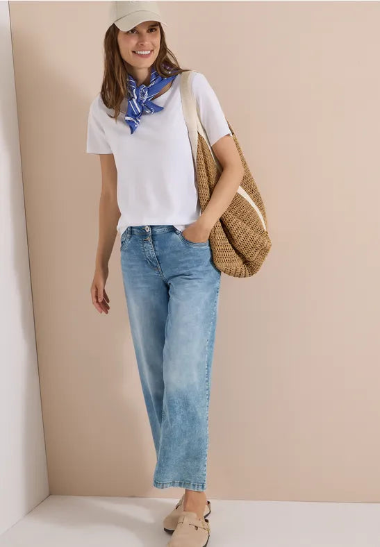 Modell bär blå paisley-scarf runt halsen tillsammans med vit t-shirt och jeans, sett framifrån | Cecil | Lilla Hem