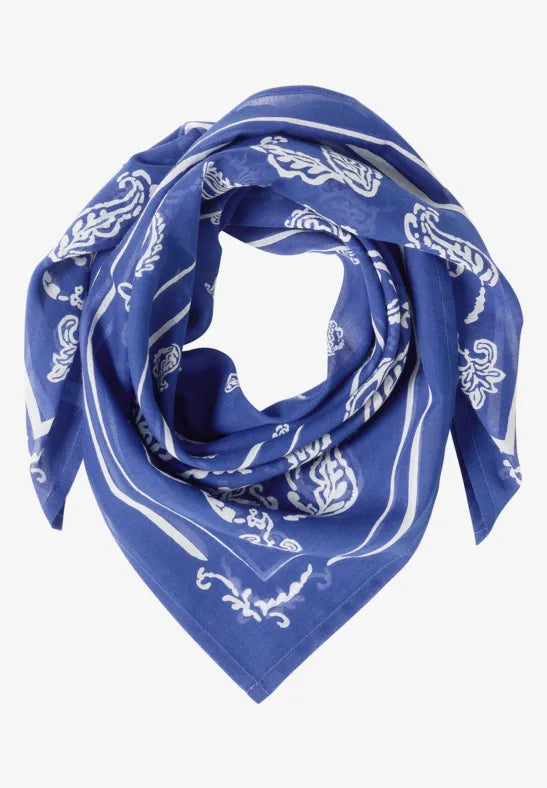Blå scarf med vitt paisley-mönster, vikt och presenterad mot vit bakgrund | Cecil | Lilla Hem