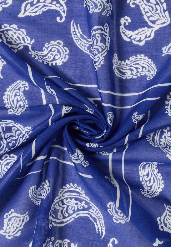Närbild av blå bandana med vitt paisley-mönster och vertikala ränder, vikt i dramatiska veck | Cecil | Lilla Hem