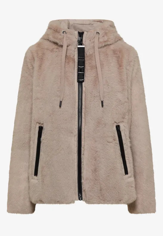 Fluffig jacka i beige med huva, dragkedja och svarta detaljer, fotograferad framifrån | Cecil | Lilla Hem