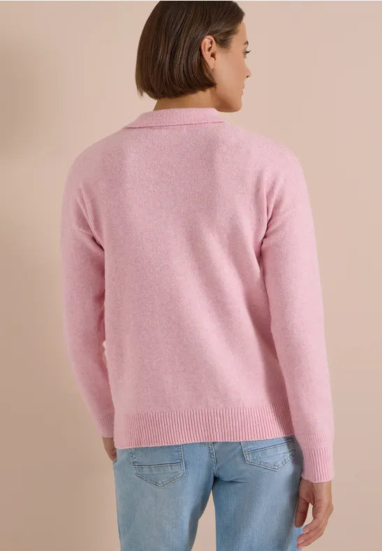 Modell bär rosa polotröja sett bakifrån med ljusblå jeans | Cecil | Lilla Hem