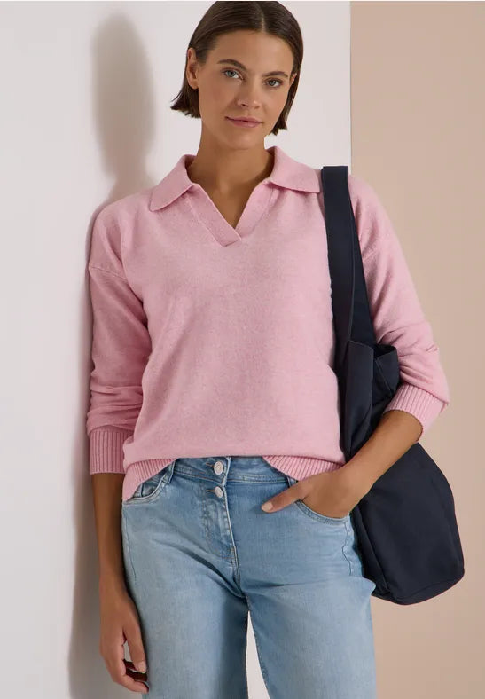 Modell bär rosa polotröja med uppvikt ärm och jeans, sett framifrån | Cecil | Lilla Hem
