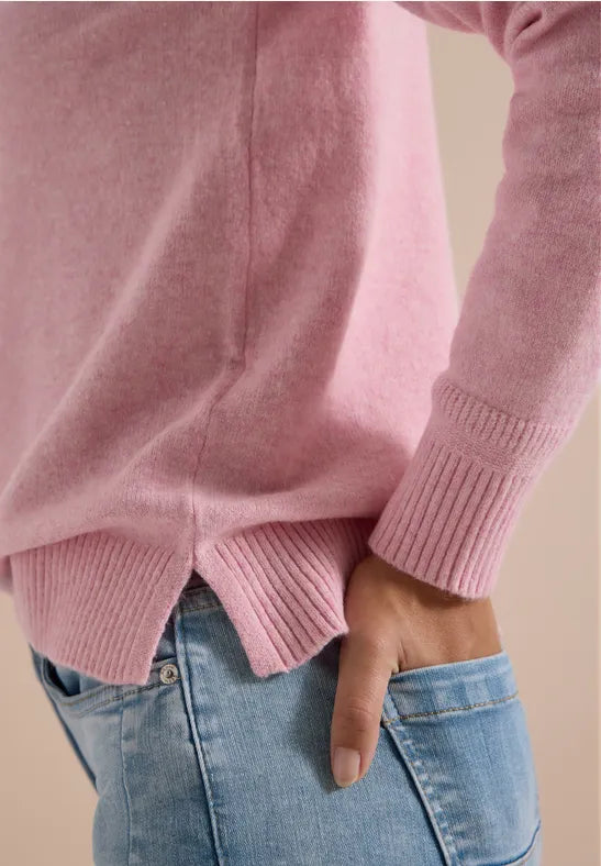 Närbild av rosa stickad tröja med ribbad krage och manschetter, buren med jeans | Cecil | Lilla Hem