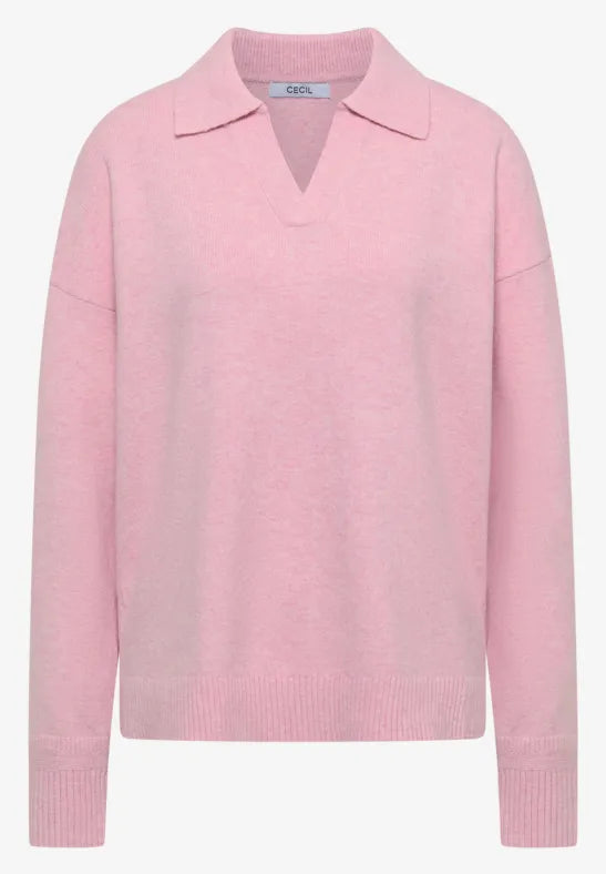 Rosa stickad tröja med polokrage och V-ringning, fotograferad framifrån mot vit bakgrund | Cecil | Lilla Hem