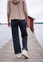Modell bär mörkblå jeans sett bakifrån på brygga vid vatten | Cecil | Lilla Hem