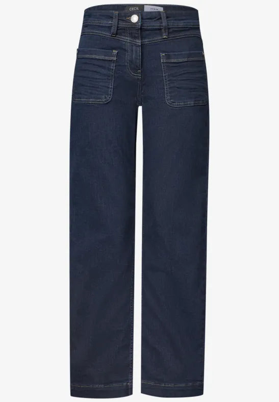Mörkblå jeans med vida ben och stora framfickor, visad framifrån på platt bakgrund | Cecil | Lilla Hem
