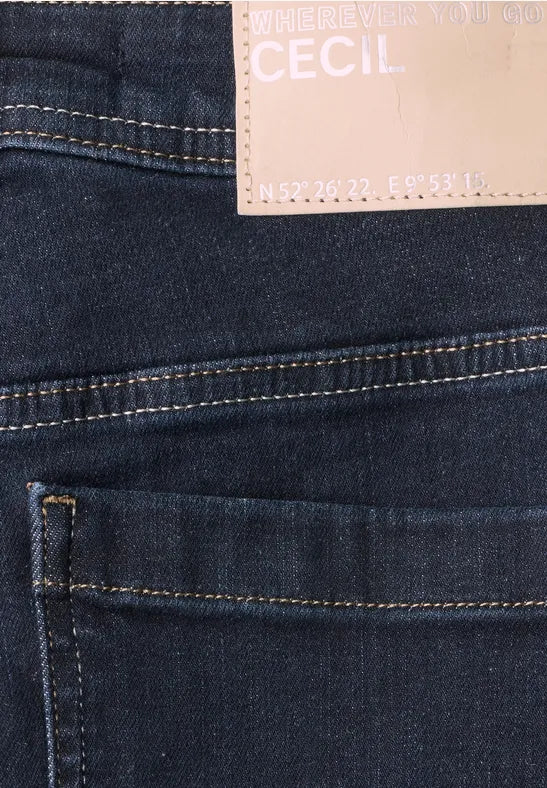 Närbild av mörkblå denim med kontrastsömmar och lapp på fickan | Cecil | Lilla Hem