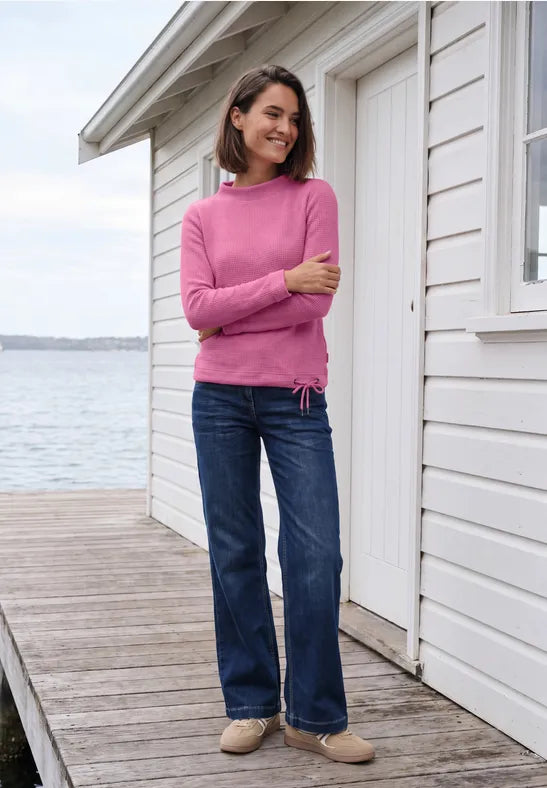 Modell bär rosa ribbad tröja med långärmad design sett framifrån | Cecil | Lilla Hem