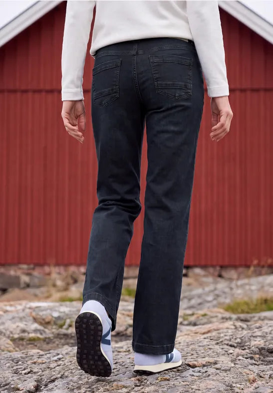 Modell i svarta jeans sett bakifrån, visar passform och slitdetaljer | Cecil | Lilla Hem