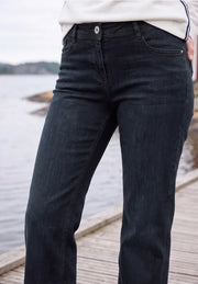 Modell bär mörkblå jeans framifrån, fotograferad vid vattnet | Cecil | Lilla Hem
