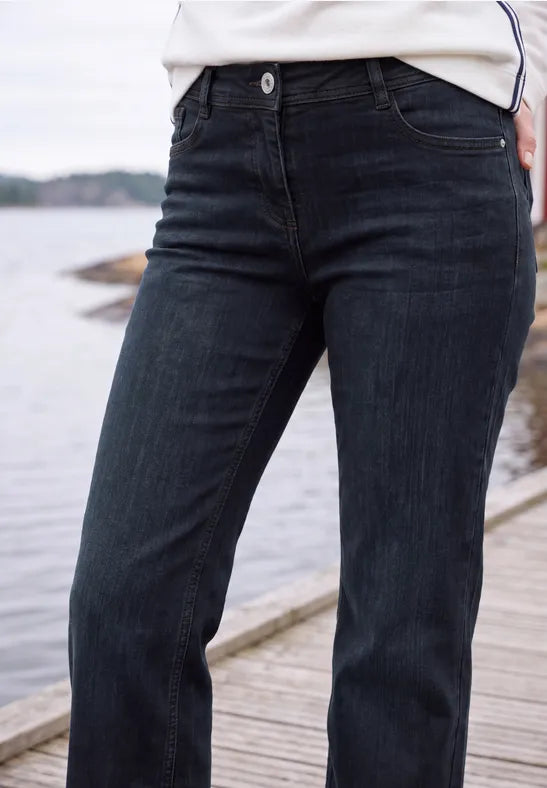 Modell bär mörkblå jeans framifrån, fotograferad vid vattnet | Cecil | Lilla Hem