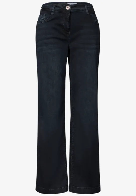 Mörkblå jeans med vida ben visade framifrån på platt bakgrund | Cecil | Lilla Hem