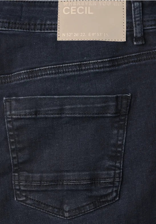Närbild av bakficka på mörkblå jeans med sömdetaljer | Cecil | Lilla Hem