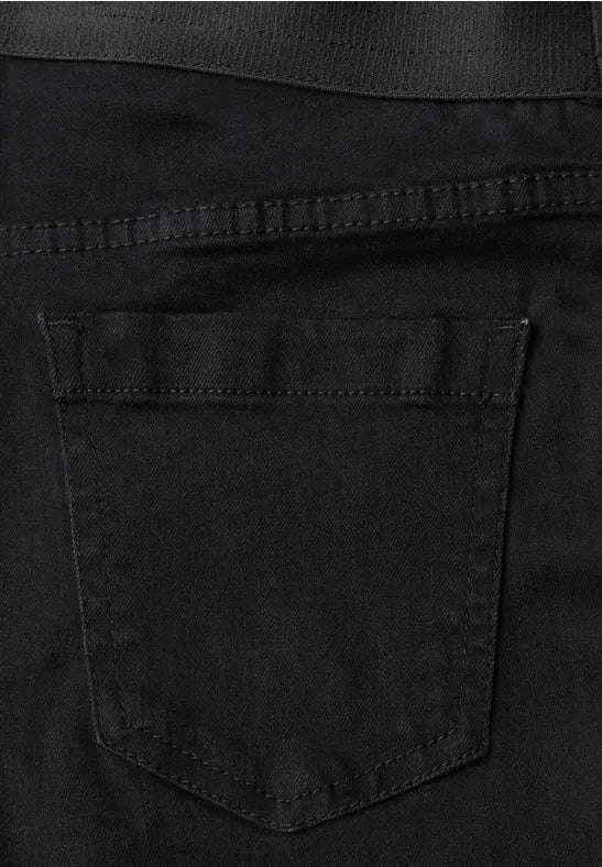 Närbild av bakficka på svarta jeans med synlig sömning | Cecil | Lilla Hem