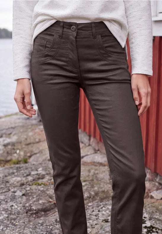 Modell bär mörkgrå coated jeans framifrån med randig vit tröja | Cecil | Lilla Hem