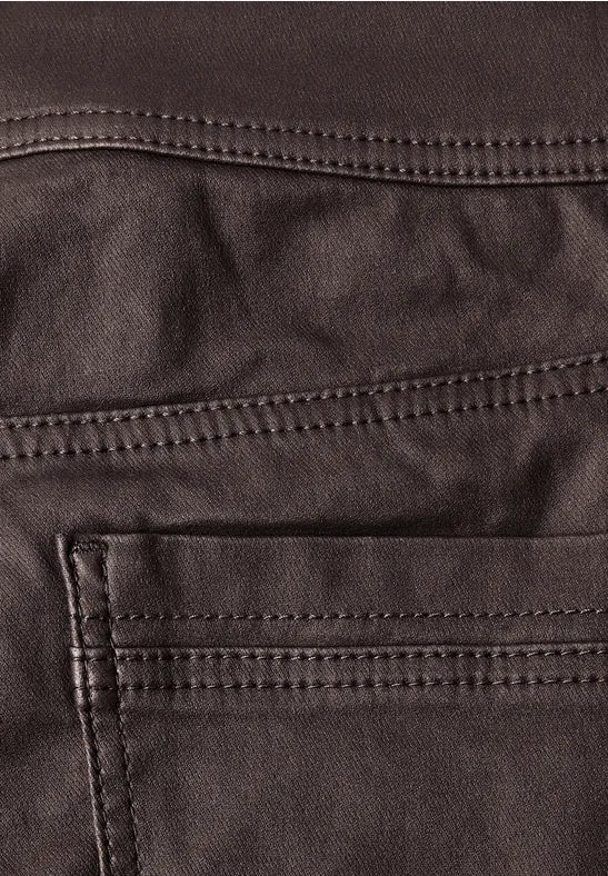 Närbild av mörkgrå coated tyg med dubbla sömmar och strukturerad yta | Cecil | Lilla Hem