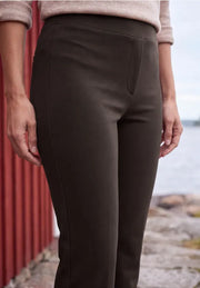 Modell bär svarta bootcut-byxor sett från sidan, med synlig ficka och passform | Cecil | Lilla Hem
