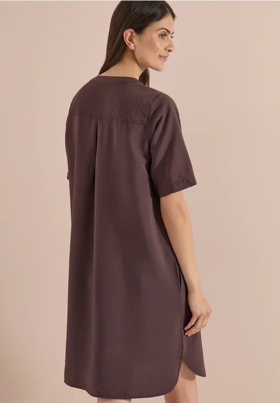 Modell bär tunikklänningen sett från sidan, visar den lösa passformen och kortärmad design | Cecil | Lilla Hem