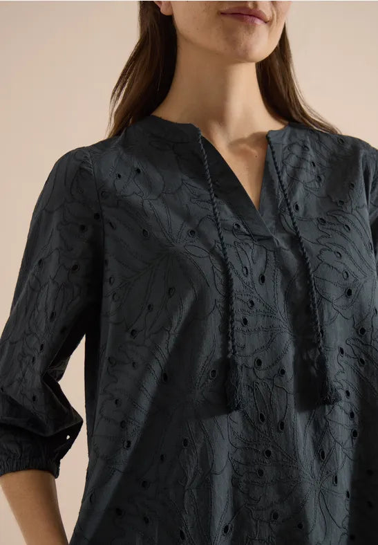 Modell bär svart broderad klänning sett framifrån med V-ringning och trekvartsärmar | Cecil | Lilla Hem