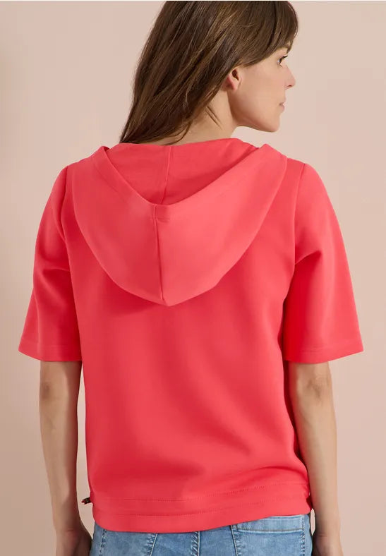 Modell bär röd t-shirtjacka med huva sedd från baksidan | Cecil | Lilla Hem