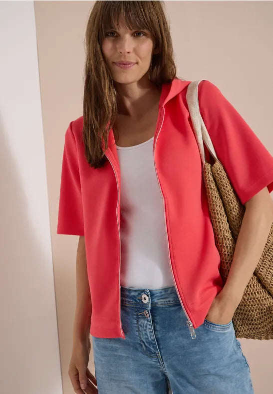 Modell bär röd kortärmad skjorta över vit topp och jeans, sett framifrån | Cecil | Lilla Hem