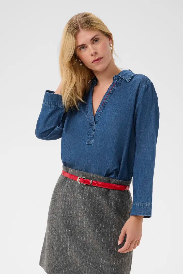 Modell bär denimtunik framifrån med röd bälte och grå kjol | CULTURE | Lilla Hem