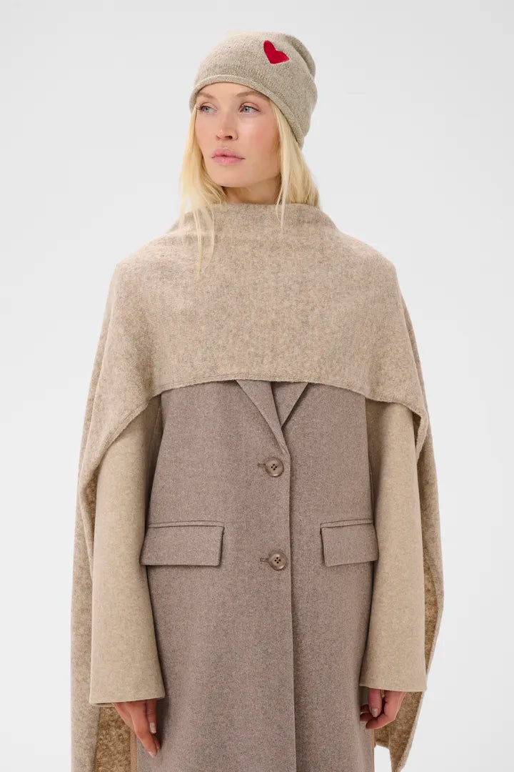 Modell bär beige mössa med rött hjärtmotiv, sett framifrån | CULTURE | Lilla Hem