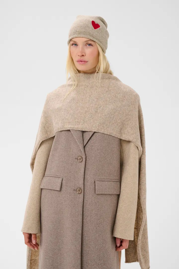 Modell bär beige mössa med rött hjärtmotiv, sett framifrån | CULTURE | Lilla Hem