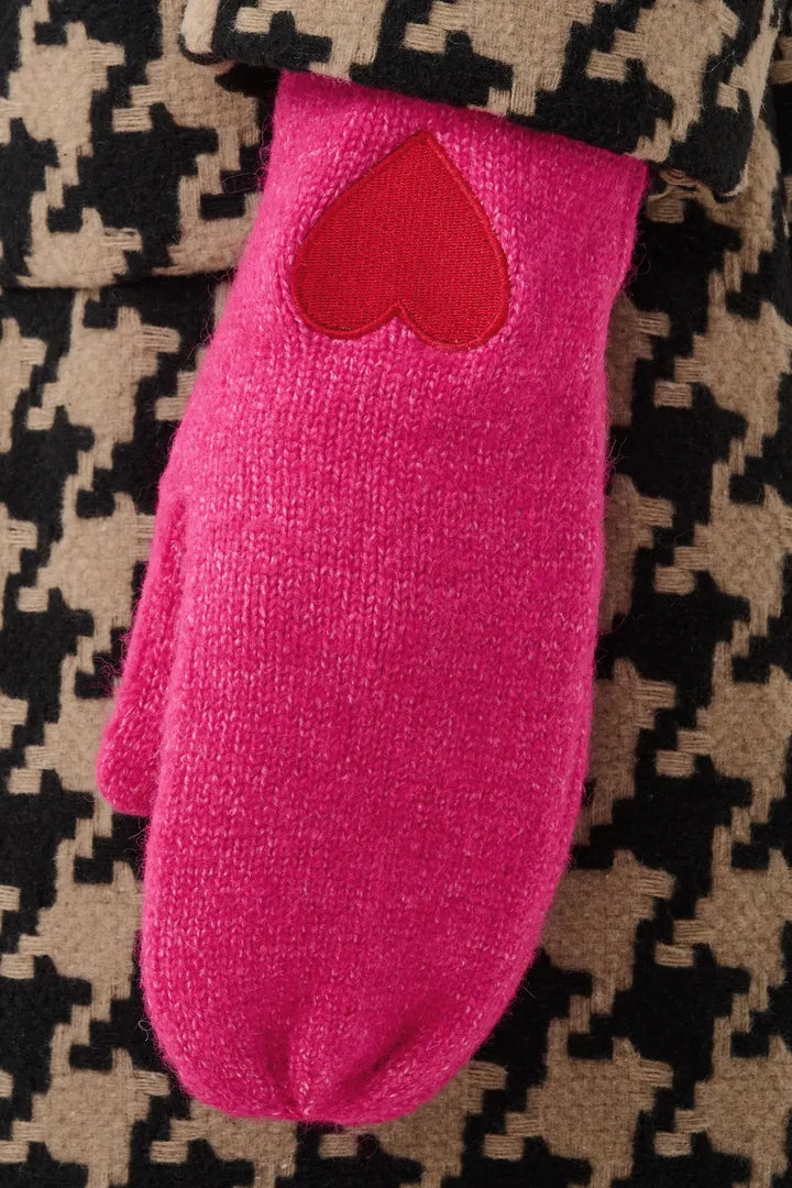 Närbild av rosa vante med rött hjärtformigt motiv på ovansidan | CULTURE | Lilla Hem