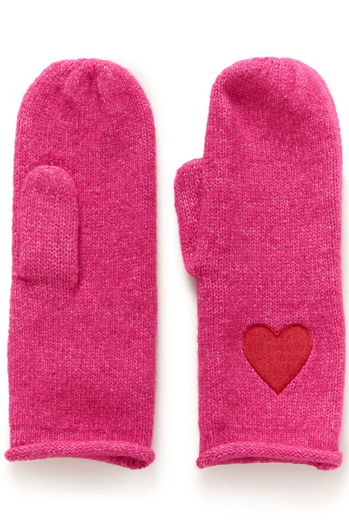 Två rosa stickade vantar visade platt mot vit bakgrund, höger vante har ett rött hjärta | CULTURE | Lilla Hem