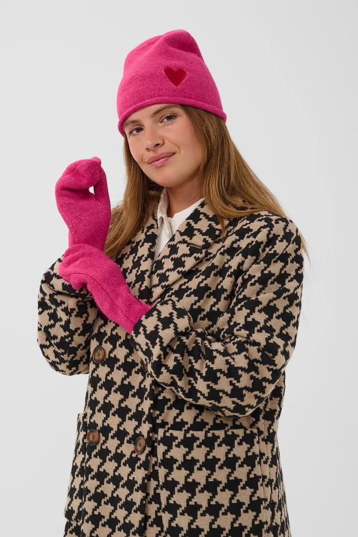 Modell bär rosa vantade med hjärtformad öppning, tillsammans med pied de poule-mönstrad blazer | CULTURE | Lilla Hem
