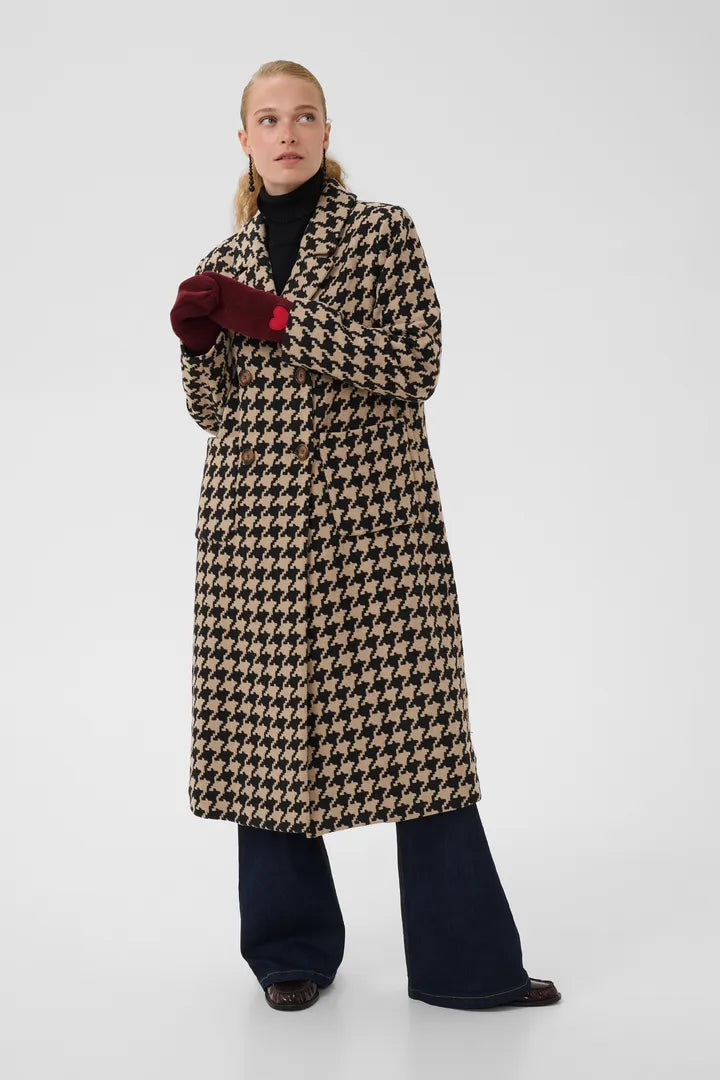 Modell bär handskarna i burgundy sammet tillsammans med houndstooth-kappa sett framifrån | CULTURE | Lilla Hem