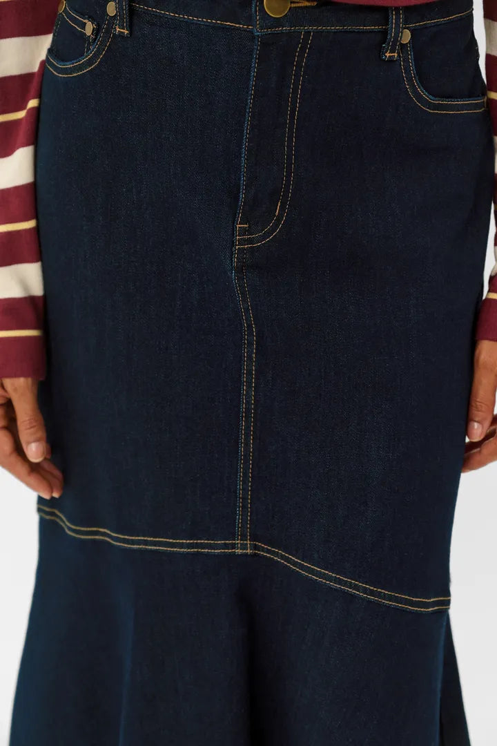 Närbild av denimkjol framifrån med kontrastsömmar och utsvängd nederkant | CULTURE | Lilla Hem