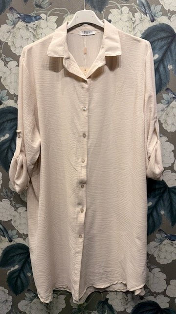 Lång Blus Oversized med Krage i Light Beige från Caramelle Fashion - framsida | Lilla Hem