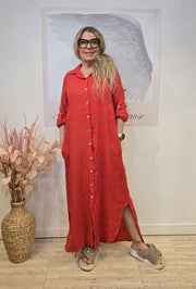 Petronella Maxiskjorta i Linne Röd från Soulful Fashion - framsida | Lilla Hem