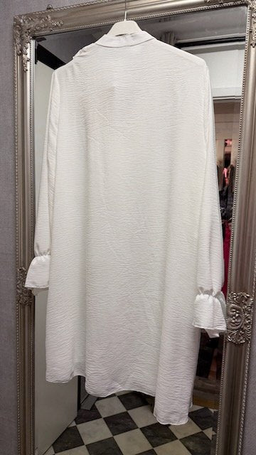 Tunika med Volang och V-Ringad Hals i White från Caramelle Fashion - detalj | Lilla Hem