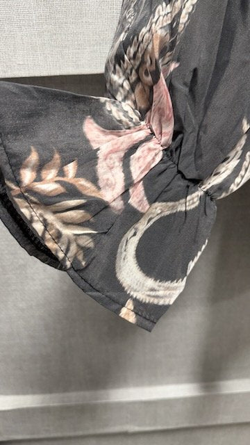 Mönstrad Blus med Volang i Ärm och Hals i Grå från Fashion by K - ärm | Lilla Hem