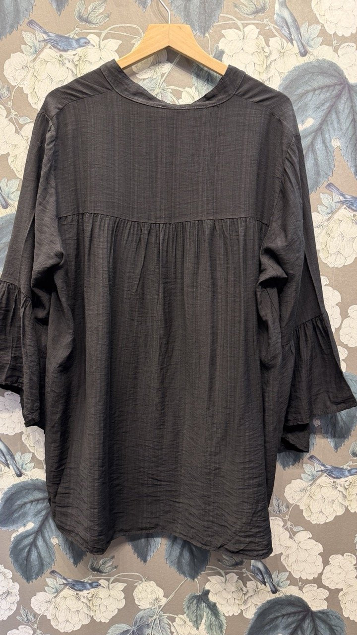 Barbro Blus med Vida Ärmar i Svart från L8 Fashion - detalj | Lilla Hem