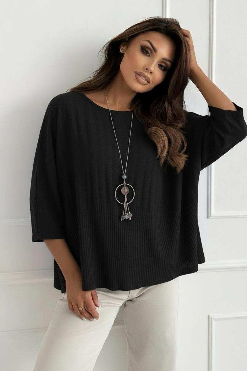 Modell bär svart ribbed oversize-topp med långt halsband, sett framifrån | ISSYMA | Lilla Hem