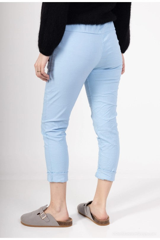 Modell bär ljusblå capri-jeans sett bakifrån med uppvikta benslut | Miss Azur | Lilla Hem
