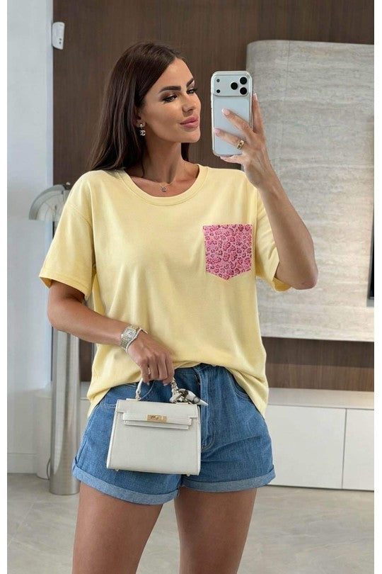Modell bär gul t-shirt med rosa paljettficka, sett framifrån i spegelbild | ISSYMA | Lilla Hem