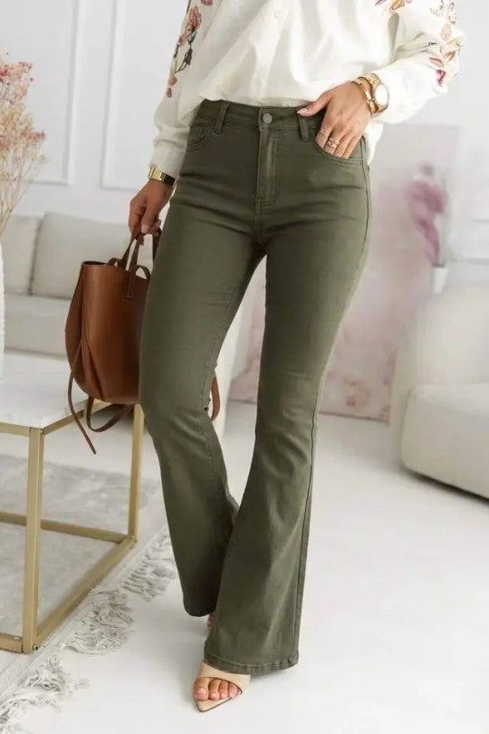 Modell bär olivgröna flared jeans med hög midja, vit blommig blus och brunt läderväska | ESTEE BROWN | Lilla Hem