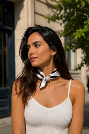 Modell bär vit ribbad topp med svart-vit silkescarf knutet runt halsen, sett från sidan | BEST ANGEL | Lilla Hem