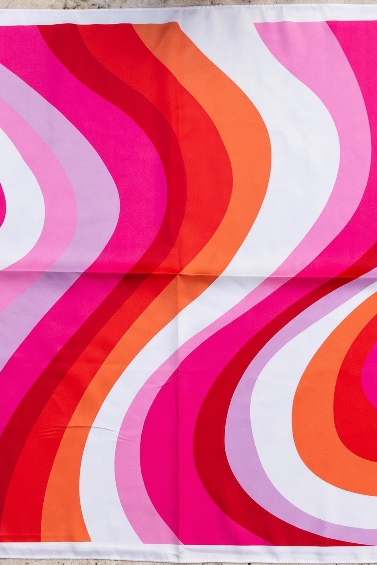 Närbild av scarf med vågigt mönster i rosa, rött, orange och vitt | BEST ANGEL | Lilla Hem
