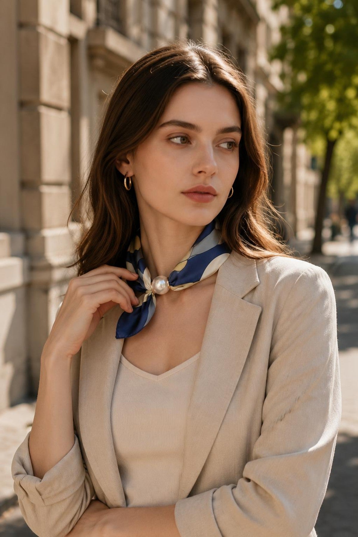 Modell bär beige blazer med marinblå scarf knuten runt halsen med pärldetalj | BEST ANGEL | Lilla Hem