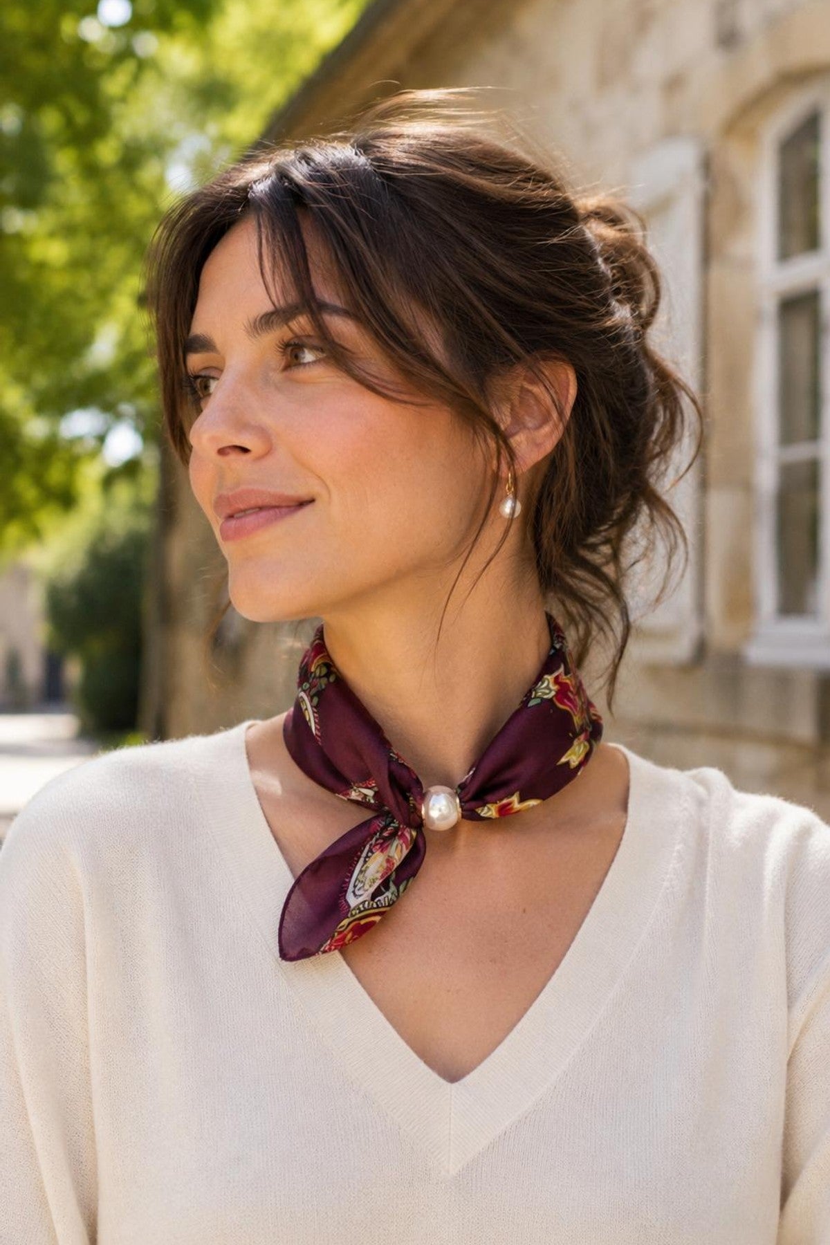Modell bär burgundy scarf med blommigt mönster och pärldetalj, knuten runt halsen | BEST ANGEL | Lilla Hem