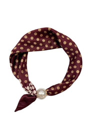 Burgundy scarf med beige prickar, knuten med pärldetalj mot vit bakgrund | BEST ANGEL | Lilla Hem